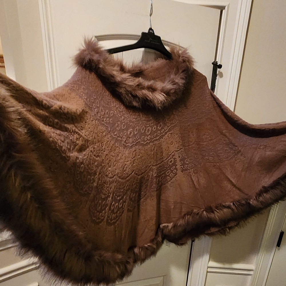Ladies faux fur cape - Picture 4 of 8